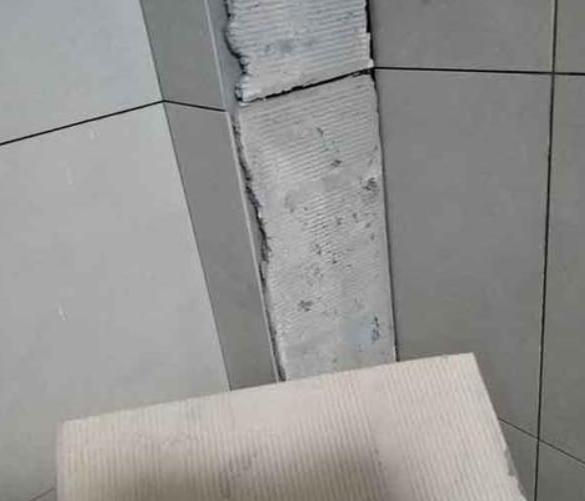 大渡口瓷砖空鼓维修公司分享下厨房瓷砖脱落的补救措施。